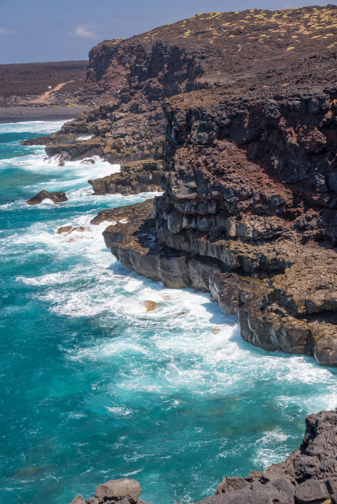 Schroffe Steilküste auf Lanzarote.