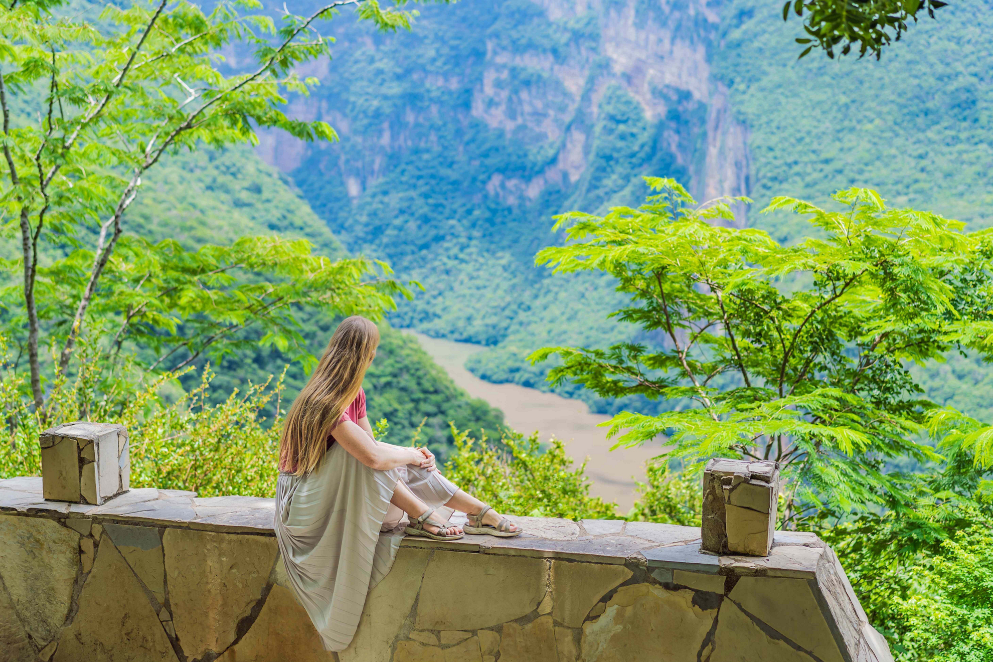    Natur in Mexiko: eine Frau genießt die Aussicht auf einen Canyon mit Wasser