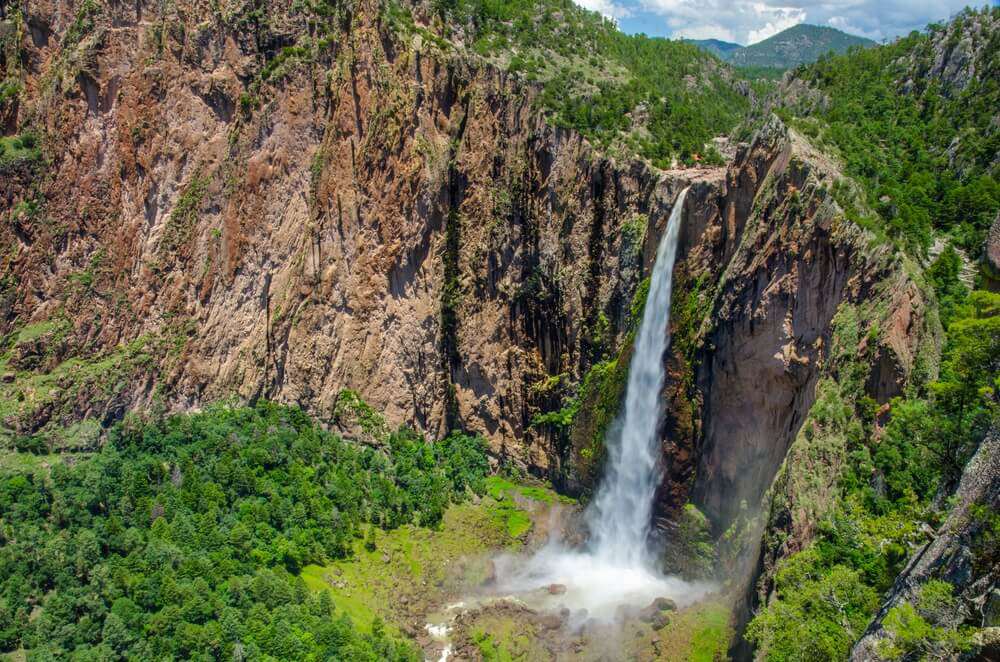Der Basaseachi-Wasserfall im mexikanischen Bundesstaat Chihuahua aus der Luft gesehen