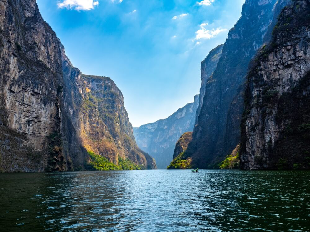         Natur in Mexiko: der Cañón del Sumidero im Bundesstaat Chiapas vom Wasser aus gesehen
