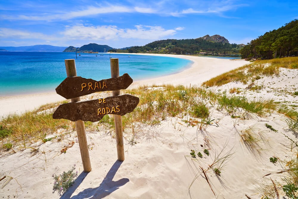 Urlaub in Galicien: paradiesischer, weißer Sandstrand mit türkisblauem Wasser.