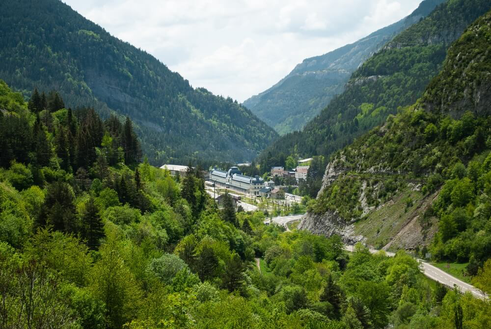 Canfranc: Canfranc Estación A Royal Hideaway Hotel surrounded by greenery