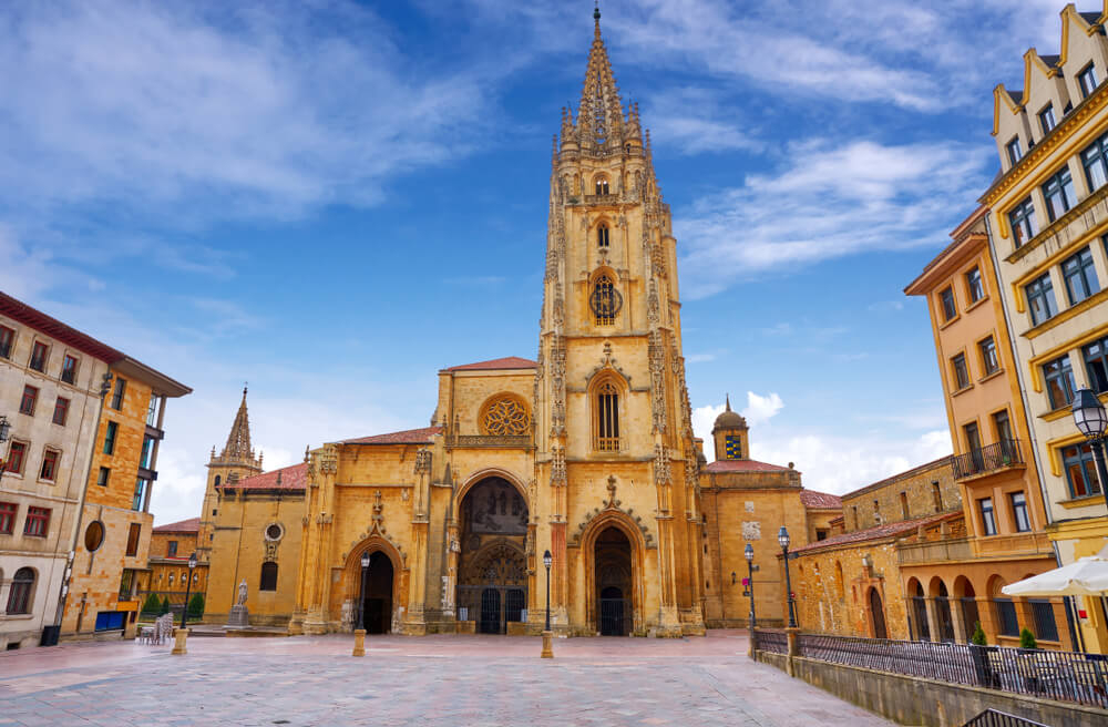 Frontale Ansicht der Kathedrale von Oviedo bei schönem Wetter.
