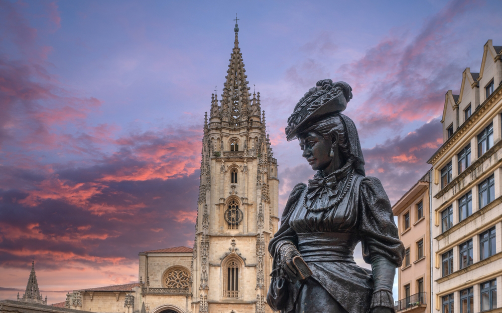 Oviedo Sehenswürdigkeiten: Statue auf dem Platz der Kathedrale.