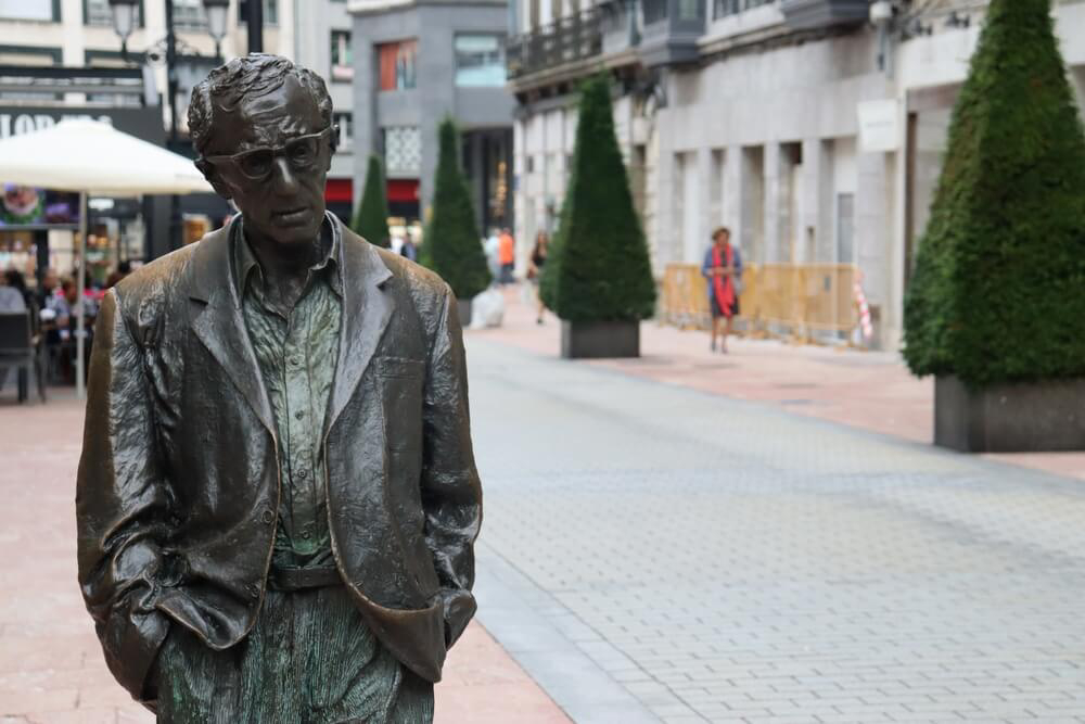 Eine der vielen Statuen in Oviedo: Woody Allen.