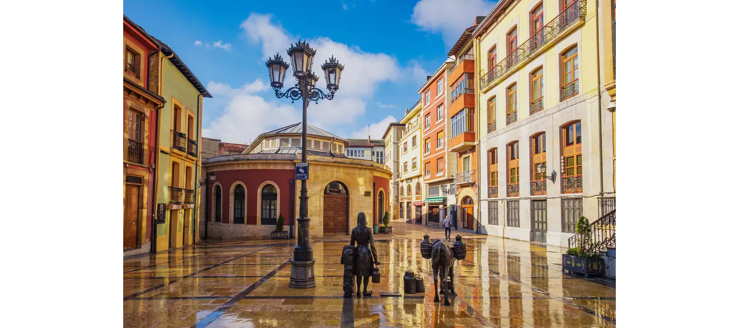 Oviedo Sehenswürdigkeiten: Plaza de Trascorrales mit Statue einer Milchfrau und einer Eselin.