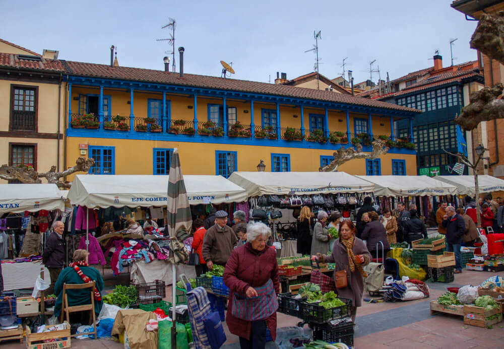 Oviedo Sehenswürdigkeiten: Plaza del Fontán an einem Markttag.