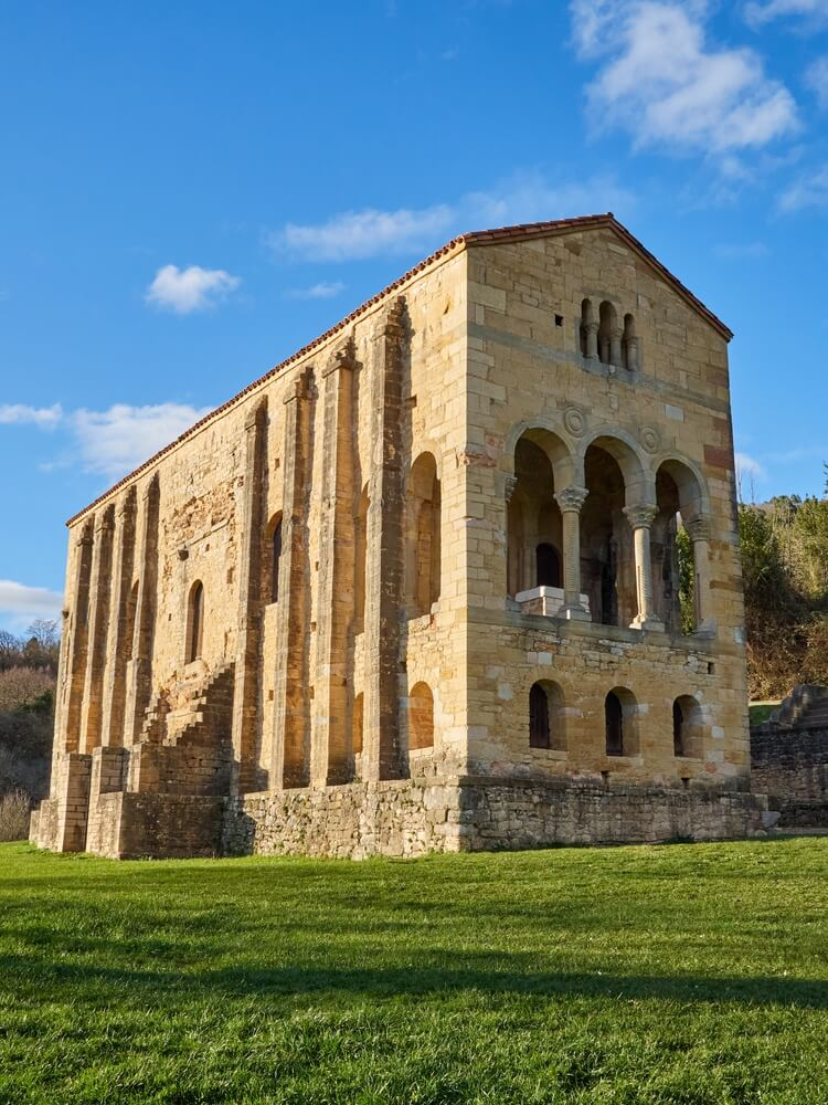 Oviedo Sehenswürdigkeiten: vorromanische Architektur, Santa María del Naranco.