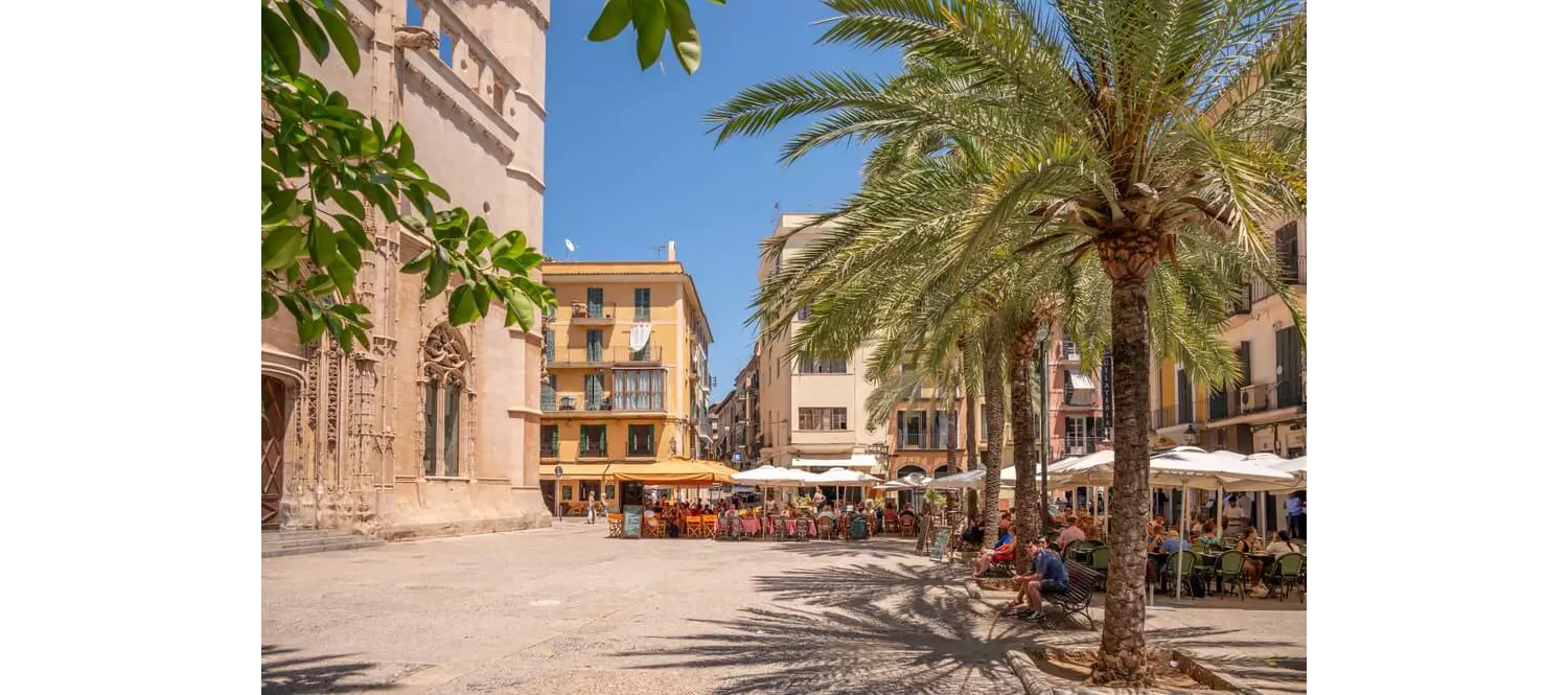 Terrassen in der Altstadt von Palma.
