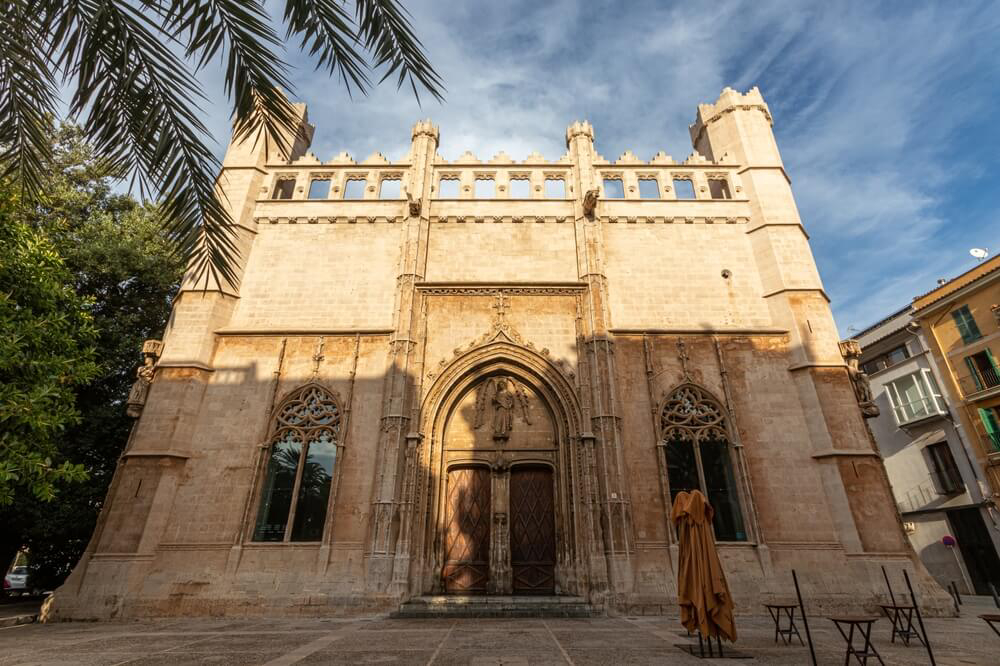 Palma Sehenswürdigkeiten: La Llotja de Palma von außen gesehen.