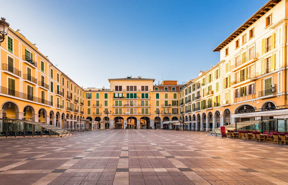 Palma Sehenswürdigkeiten: Plaza Mayor am frühen Morgen.