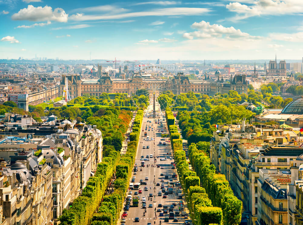 Ein Ausschnitt der Prachtstraße Avenue des Champs-Élysées in Paris. 