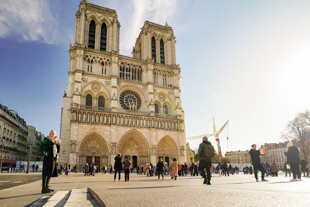 Touristen vor der Kathedrale Notre-Dame de Paris. 
