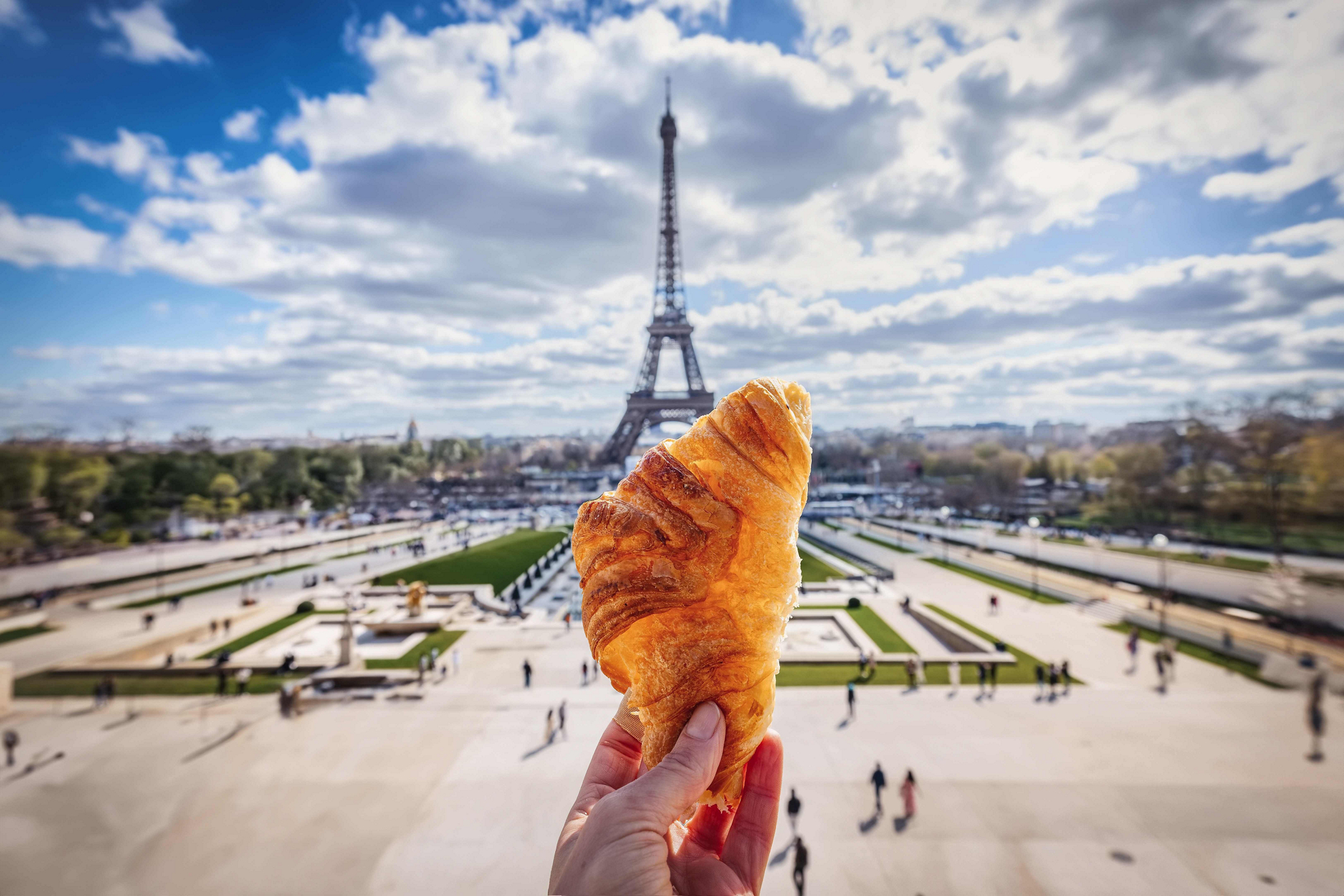 Paris in 2 Tagen: Croissant und Eiffelturm dürfen nicht fehlen.