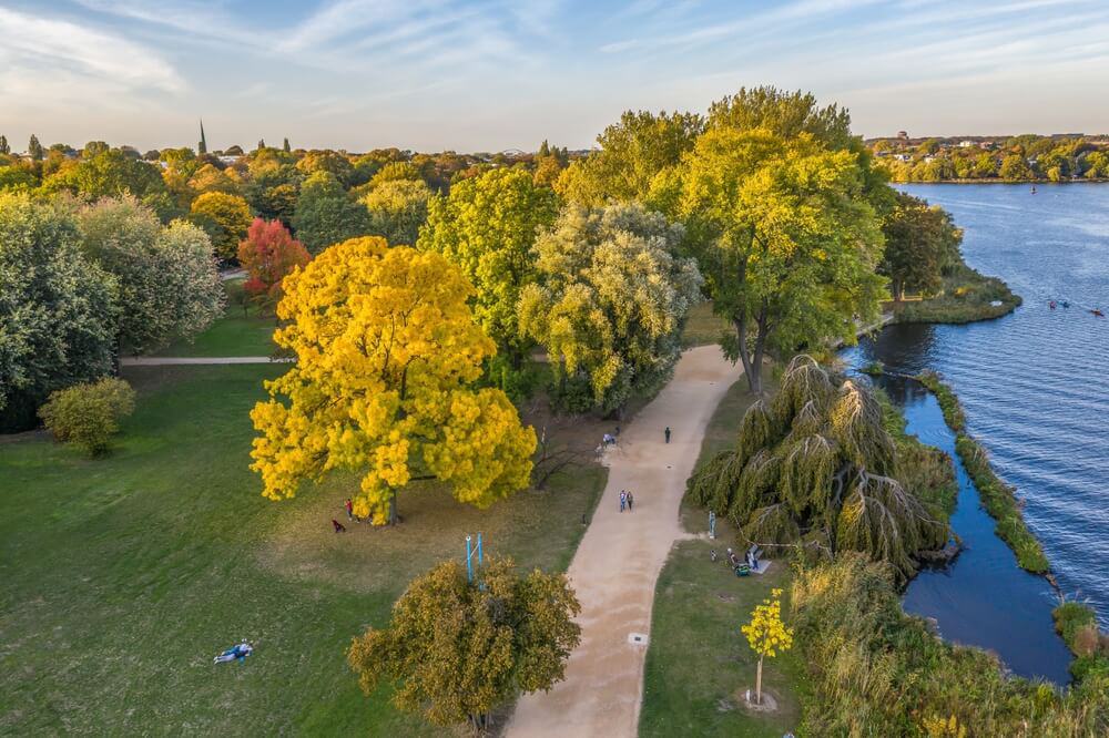 Alstervorland im Alsterpark an der Außenalster in Hamburg.