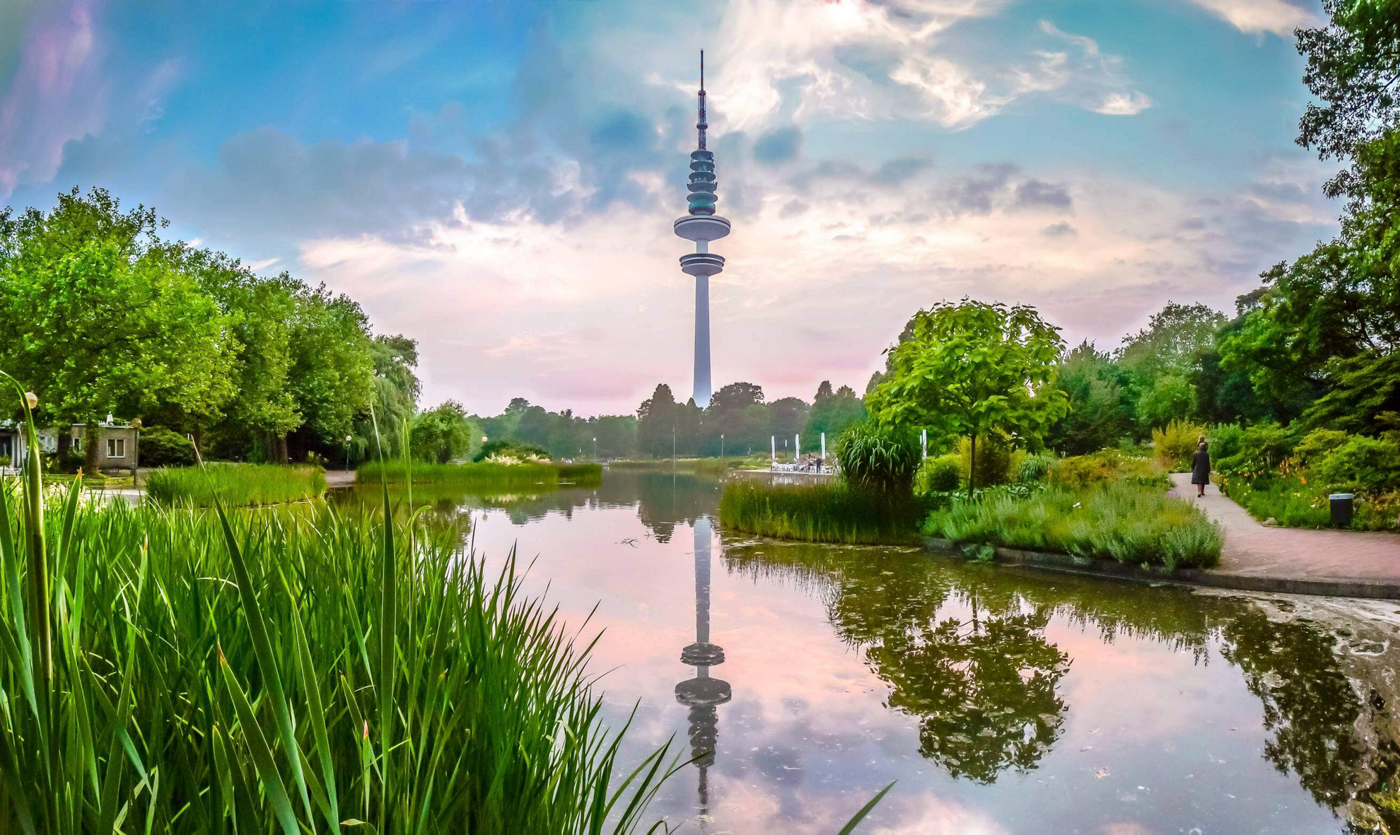 Der Fernsehturm hinter Planten un Blomen, einem der schönsten Parks in Hamburg.