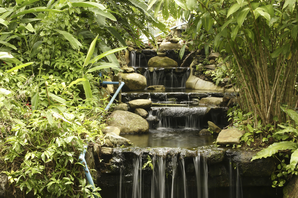Künstliche Wasserfälle mit Vegetation auf der Insel Phuket
