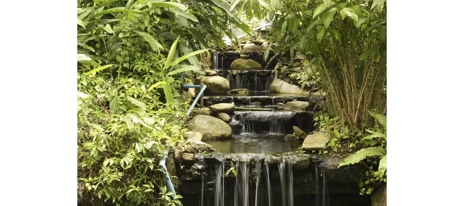 Künstliche Wasserfälle mit Vegetation auf der Insel Phuket