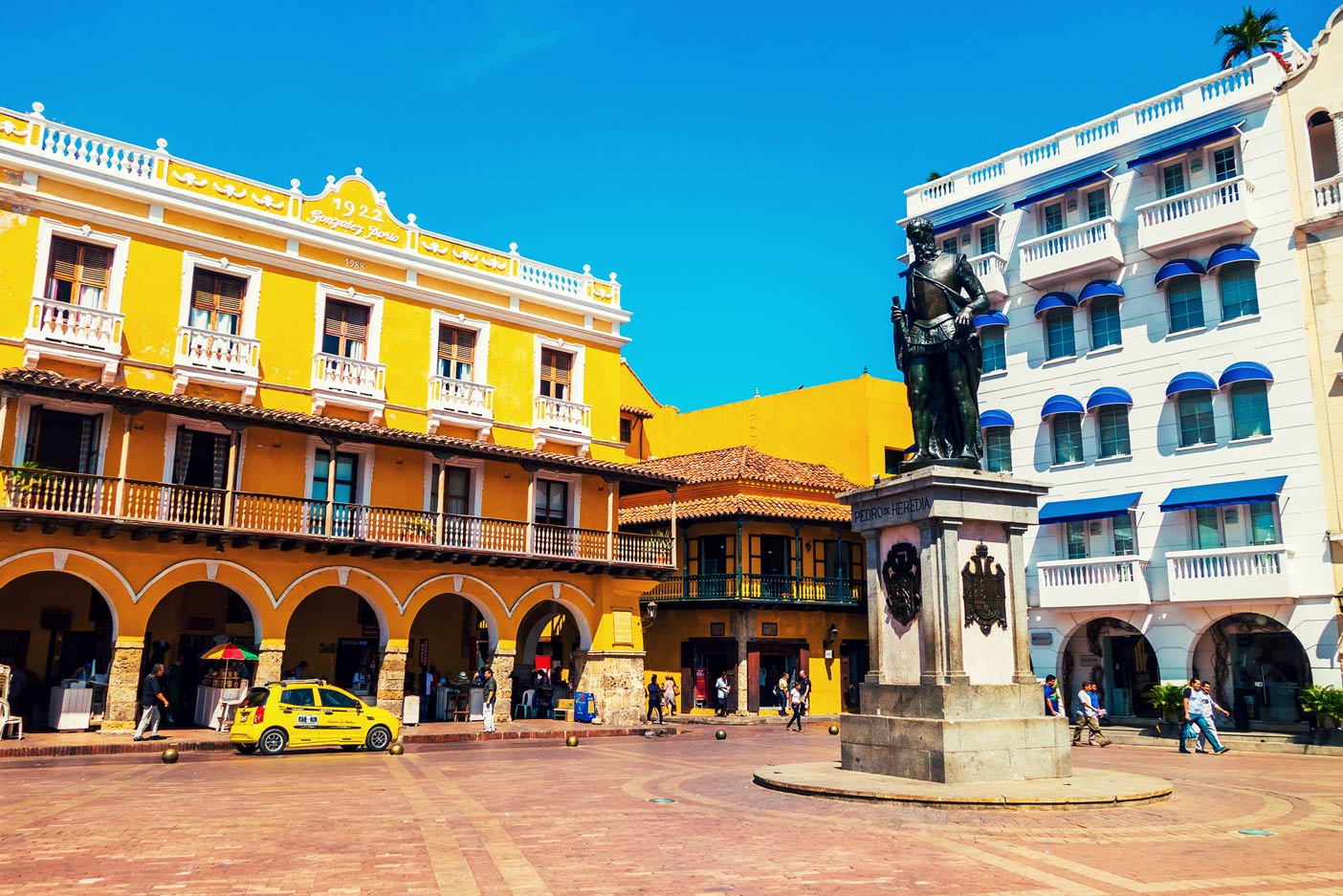 pin-and-travel-cartagena-de-indias-plaza-de-los-coches-carros-1