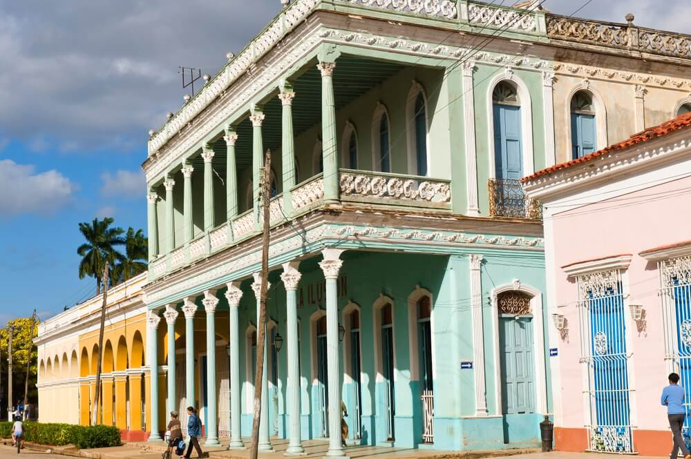 Santa Clara: Colonial style pastel coloured buildings on a traditional street