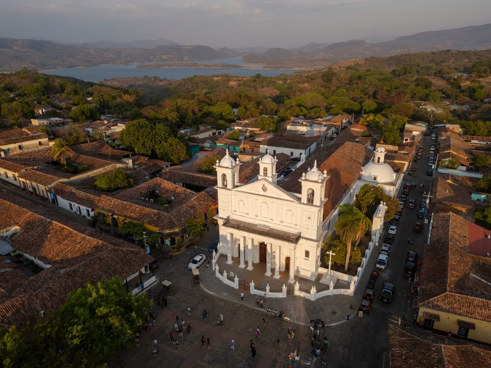 Places to visit in El Salvador: The colonial town of Suchitoto.