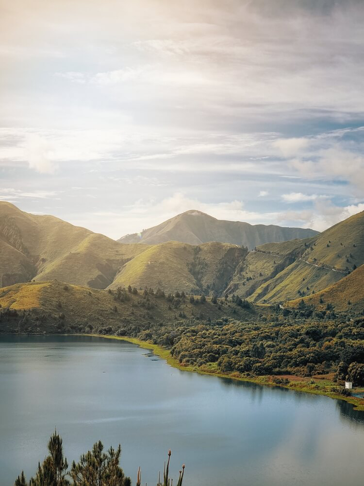 Lake Toba: A vast expanse of water surrounded by cliffs