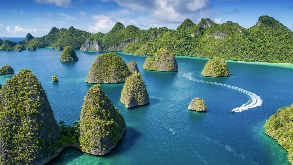 Raja Ampat: A turquoise ocean with green rocky islets