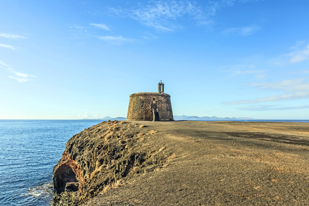 Alte, turmartige Burg am Meer auf Lanzarote.