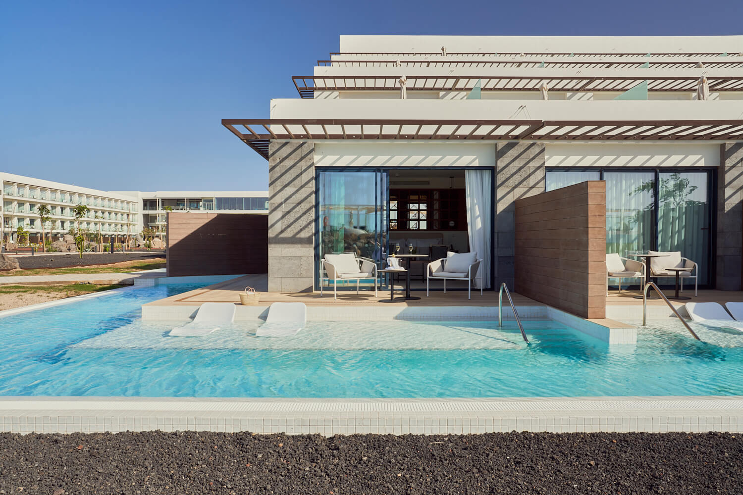 Suite mit Swimmingpool und Aussicht auf die Berge in Lanzarote.