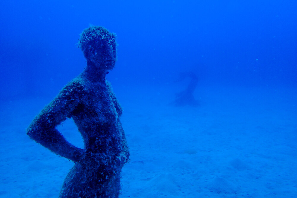 Statue unter Wasser im Museo Atlántico Lanzarote.