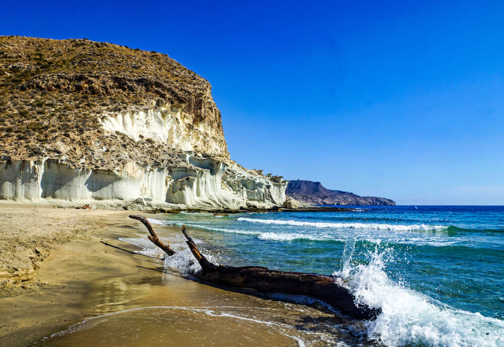 playas bonitas de almeria enmedio