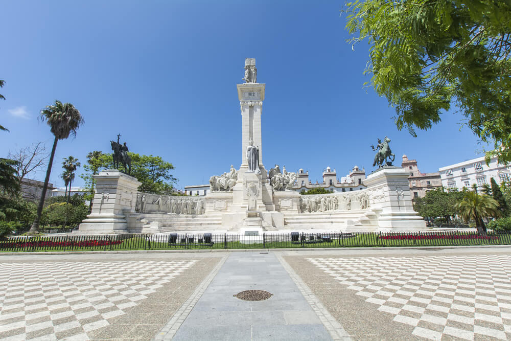 Cadiz’s Main Square: Big white statue on grass surrounded by white paving