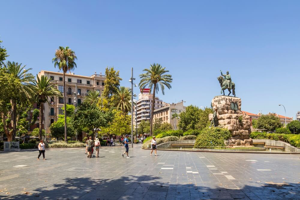 Plaça d’Espanya, Palma de Mallorca: Statue of man on horse surrounded by water and palm trees