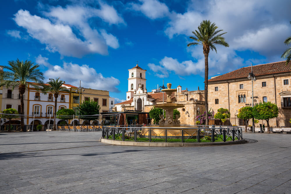 Spain Plaza Mérida: Old, small fountain surrounded by mediaeval buildings