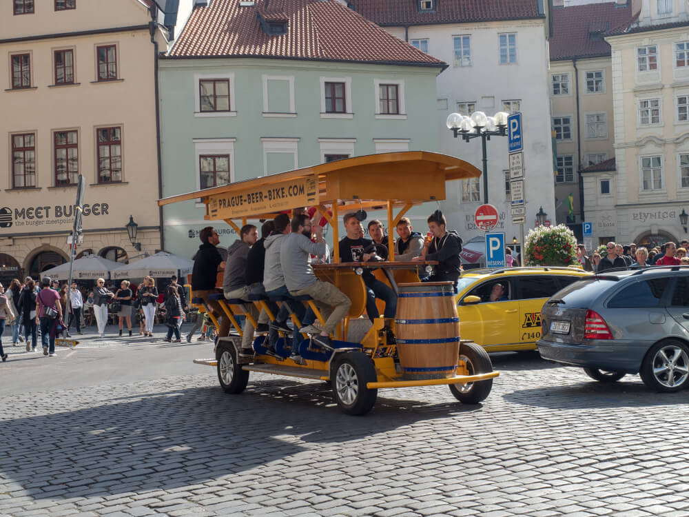 Menschen fahren mit einem Beer Bike durch das Zentrum der Stadt Prag.