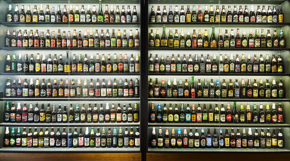 Regale mit Flaschen im Biermuseum Prag.