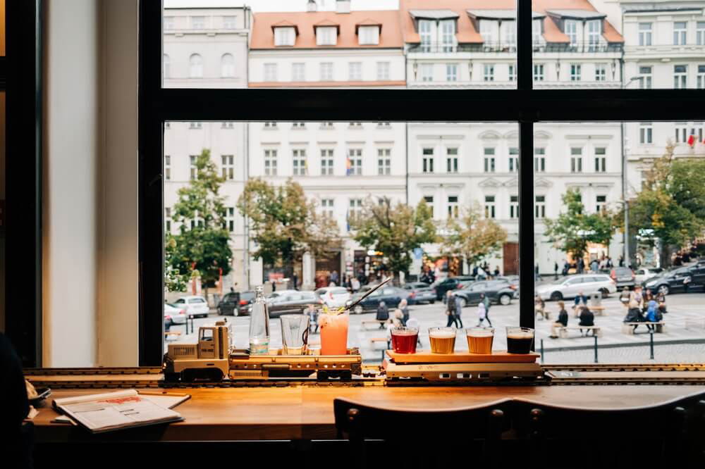 Ausblick von einer Kneipe auf Gebäude der Altstadt von Prag.