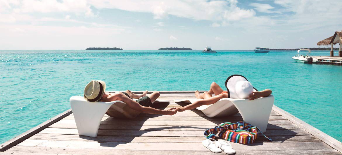 Un matrimonio sulla spiaggia ai Caraibi con un look fresco e marino