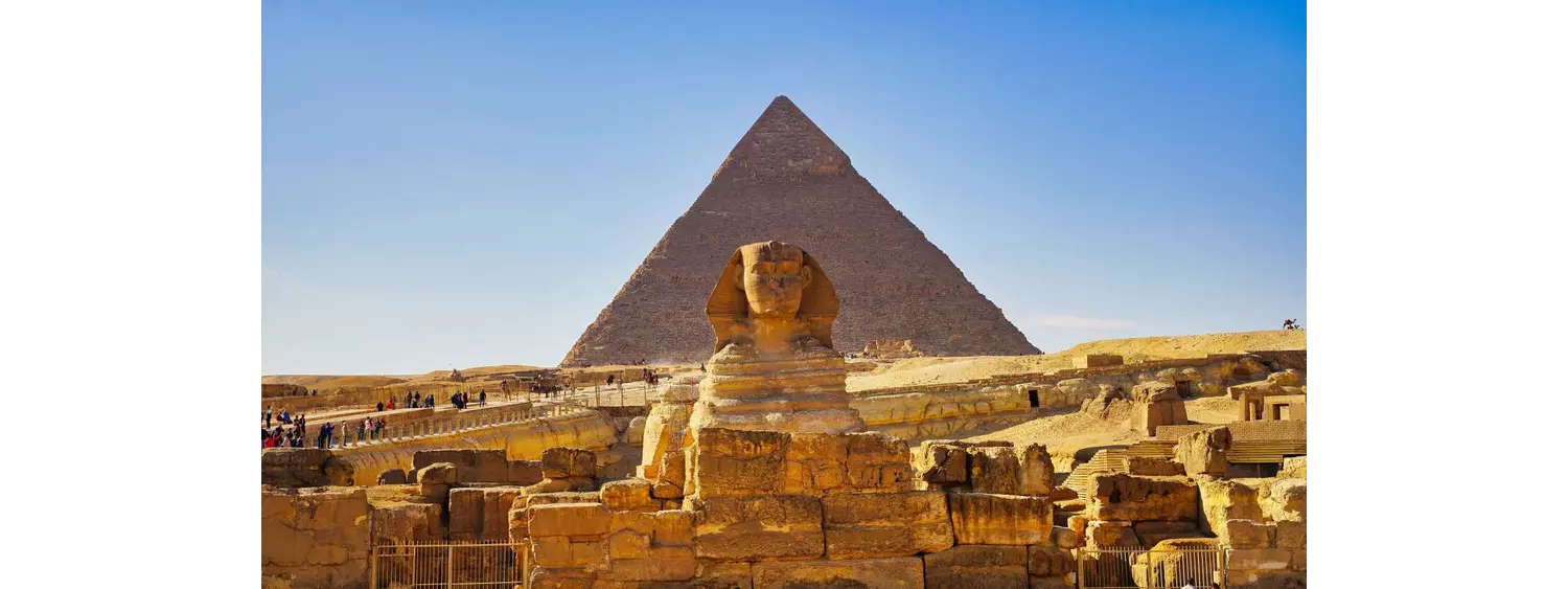 Chephren-Pyramide mit der Sphinx von Gizeh im Vordergrund.