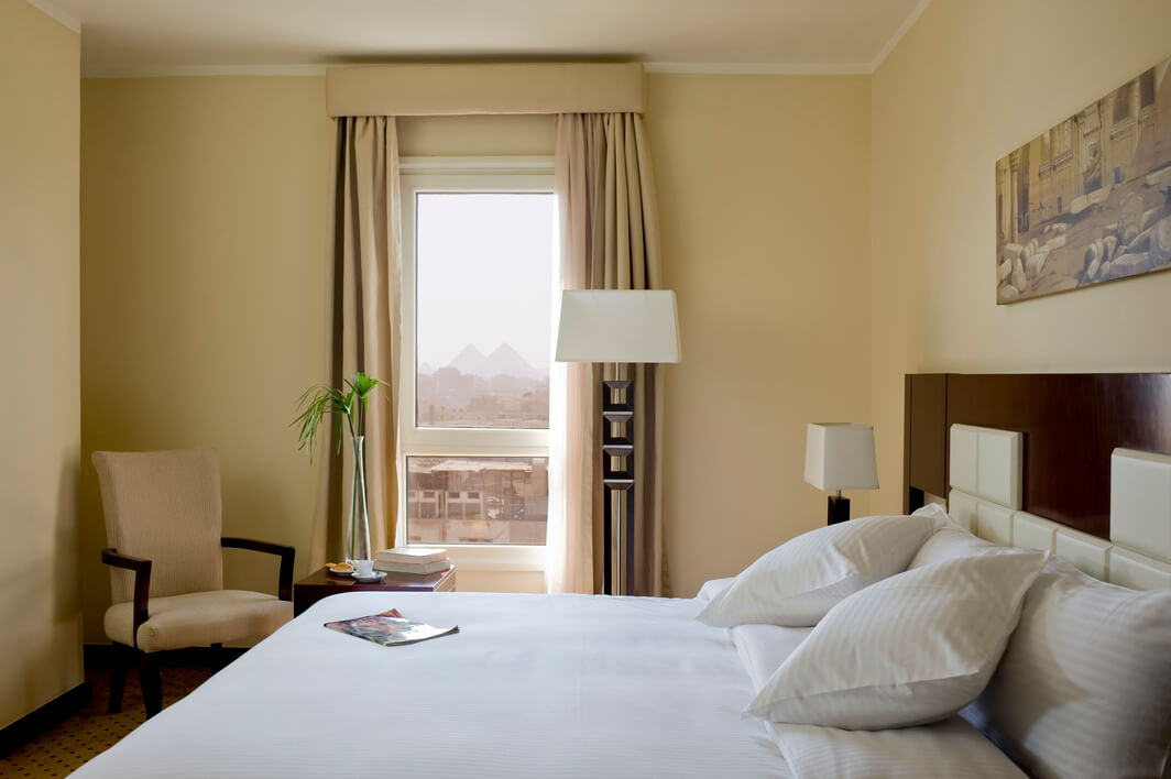 Hotelzimmer in Kairo mit Blick auf die Pyramiden.