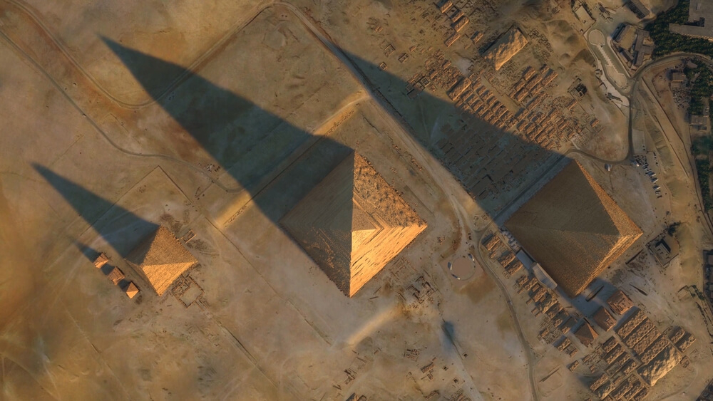 Die Pyramiden von Gizeh aus der Vogelperspektive in der Dämmerung.