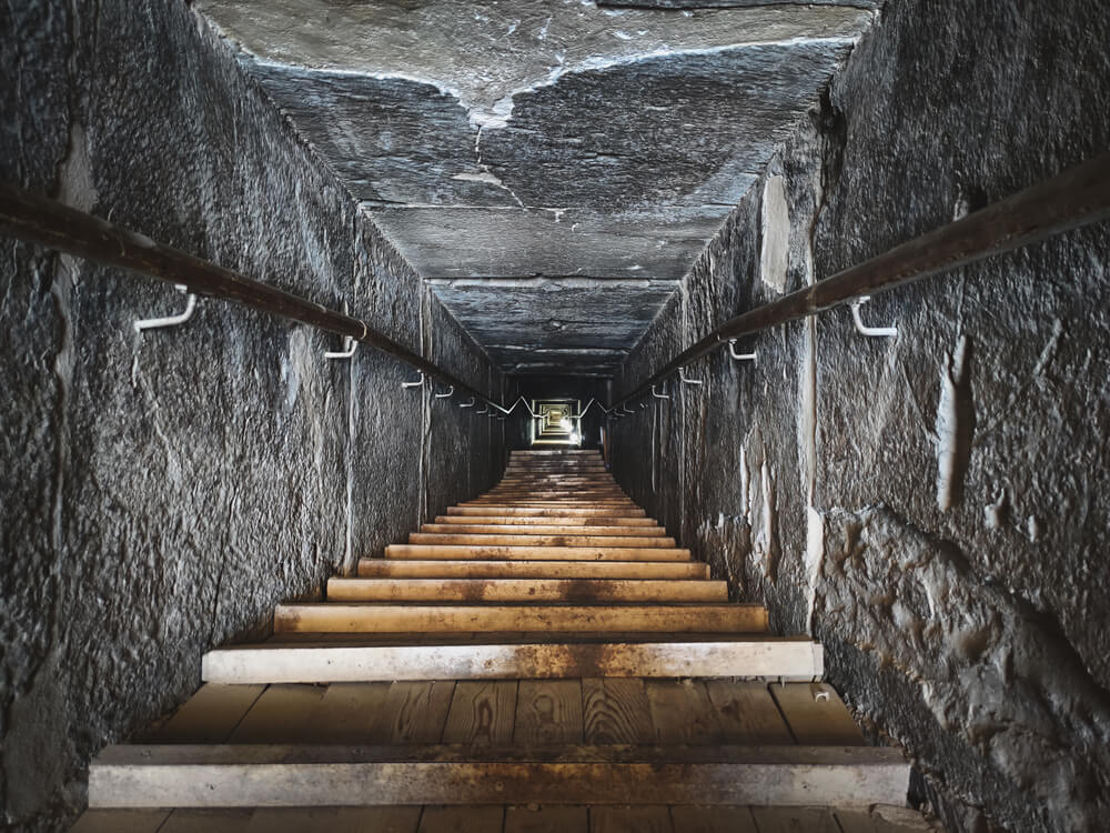 Ein Tunnel im Inneren der Pyramiden von Gizeh.