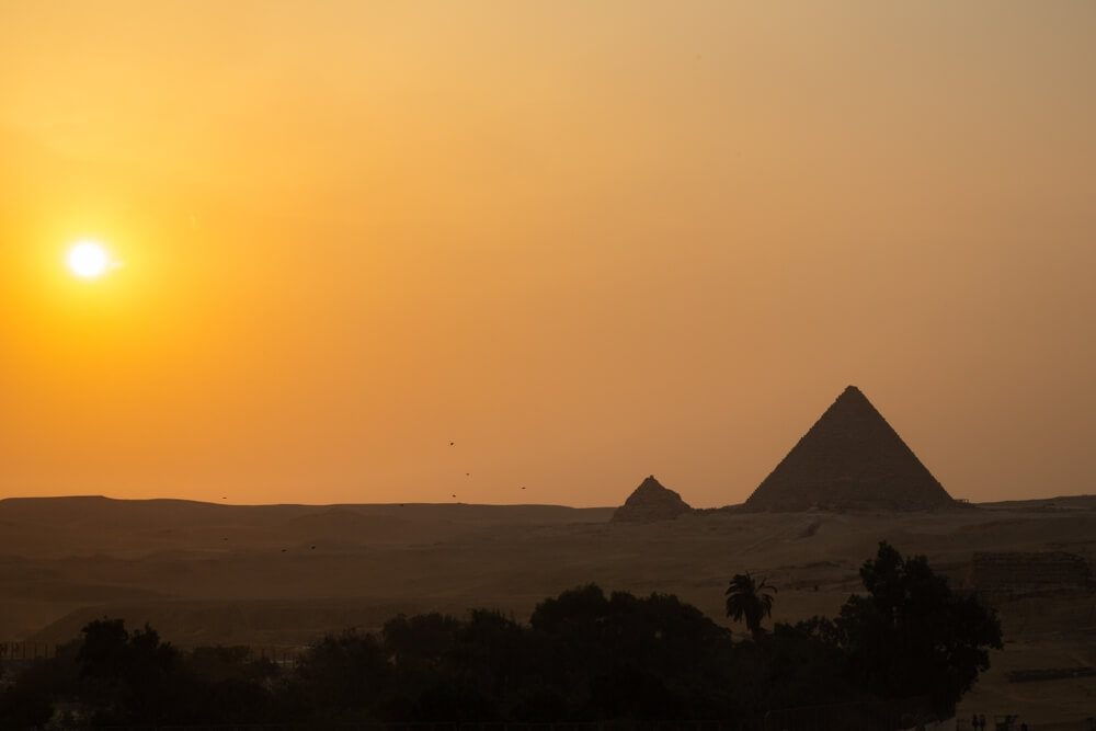 Sonnenuntergang über dem Gizeh-Plateau.