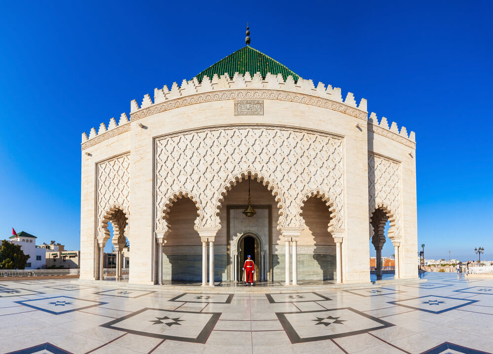 Mausoleum aus Marmor mit grüner Kuppel in Rabat.