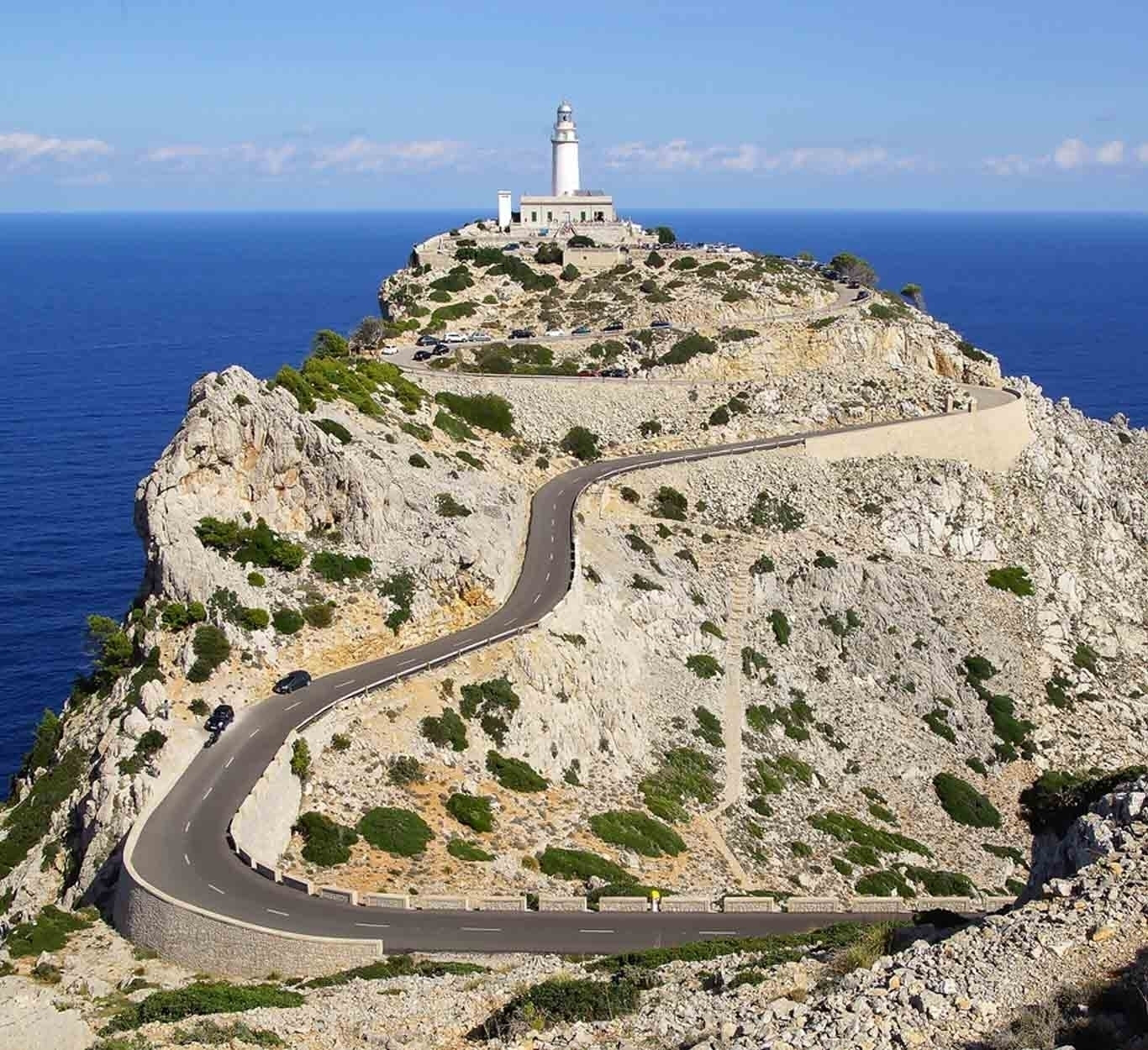 Radfahren auf Mallorca: steile Serpentinen mit dem Meer im Hintergrund.