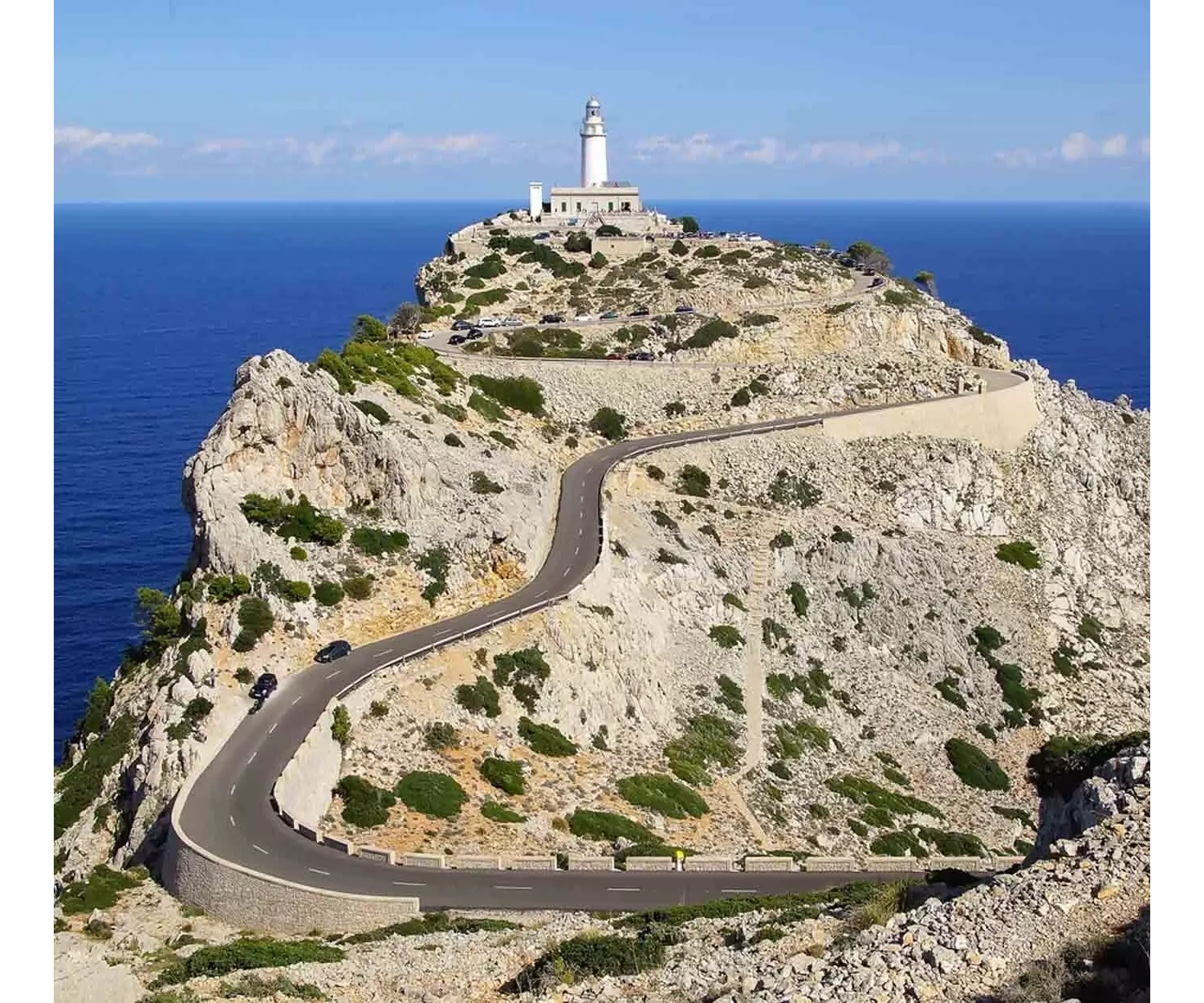 Radfahren auf Mallorca: steile Serpentinen mit dem Meer im Hintergrund.