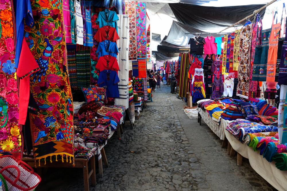 Bunte Stoffe auf einem Markt in Guatemala.