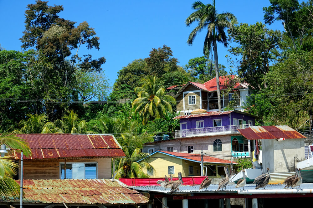 Bunte Häuser in Livingston, an der Karibikküste von Guatemala.