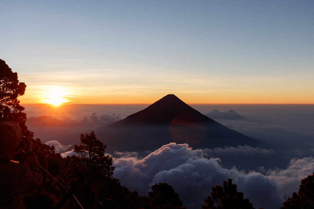 Reise nach Guatemala: Sonnenaufgang auf dem Gipfel des Vulkans Acatenango.