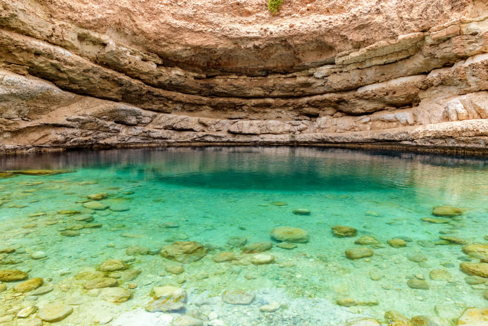 Doline mit türkisblauem Wasser im Oman.